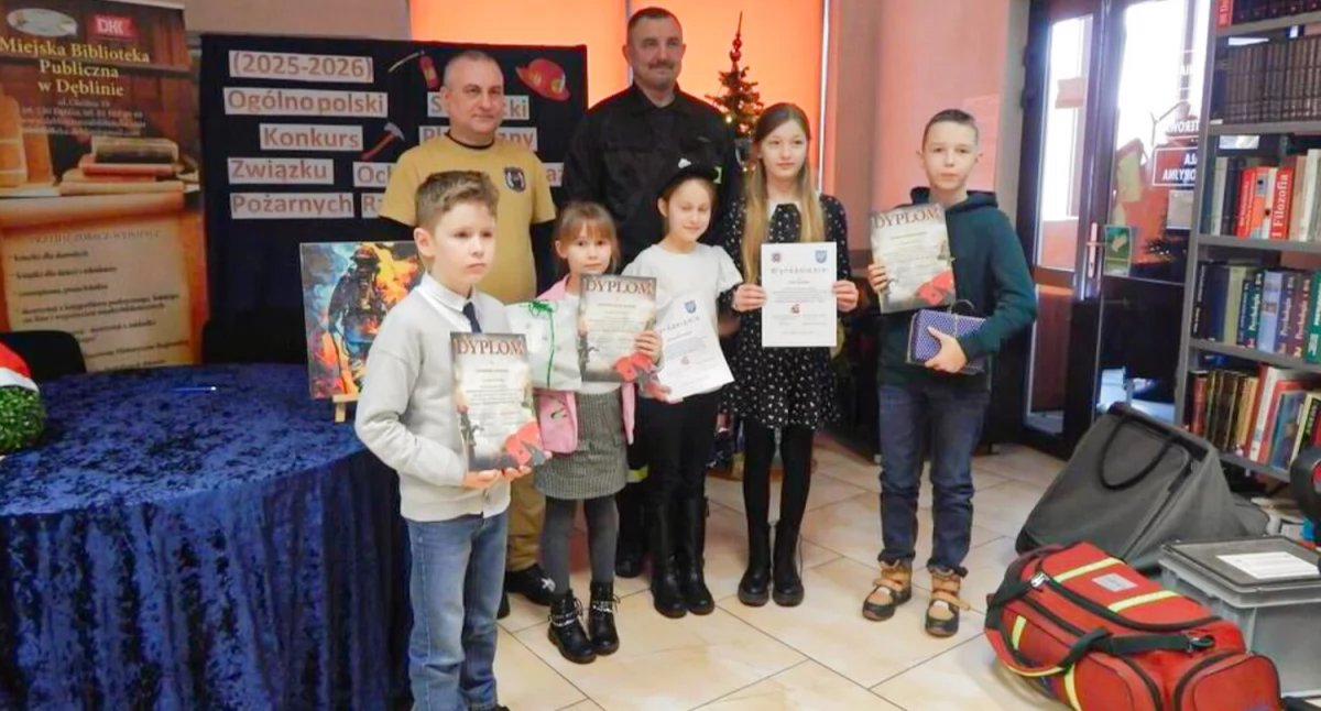 Szkoły i Przedszkola, Młodzi artyści Dęblina nagrodzeni konkursie strażackim - zdjęcie, fotografia