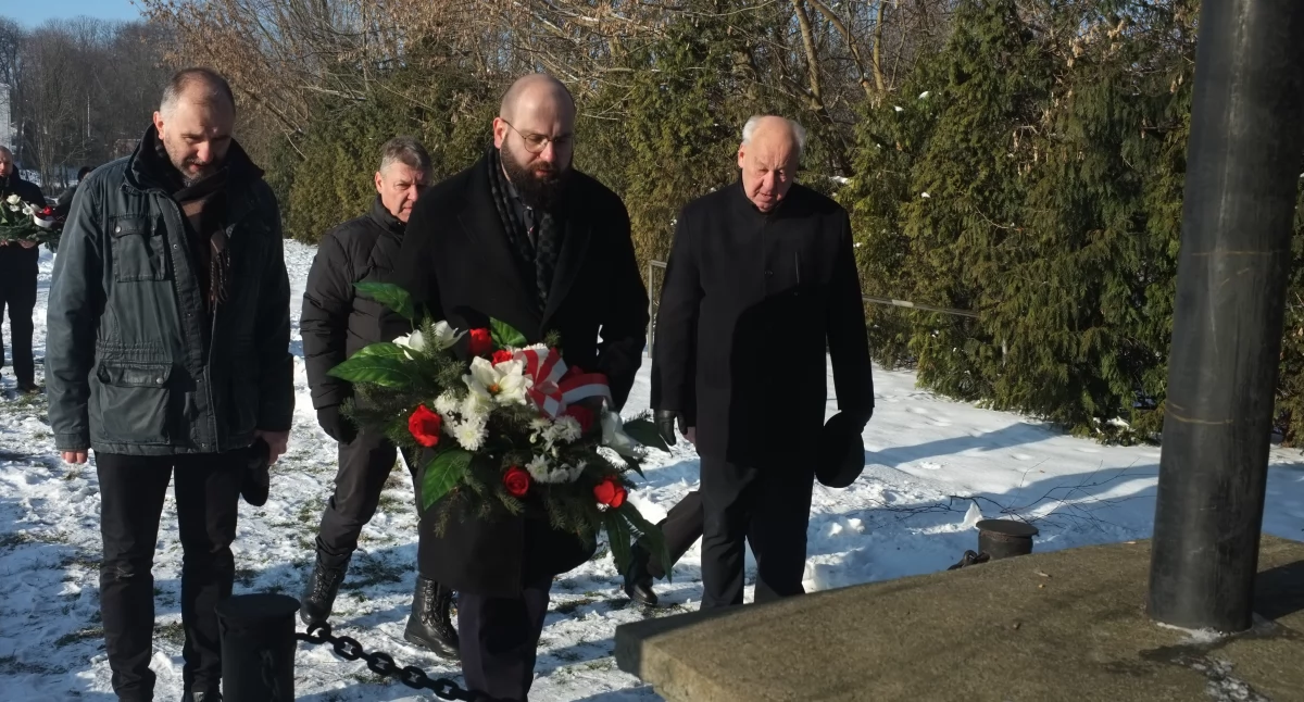 Wiązankę kwiatów pod krzyżem złożył m.in. prezes ryckiego koła Światowego Związku Żołnierzy Armii Krajowej Mariusz Pawlak