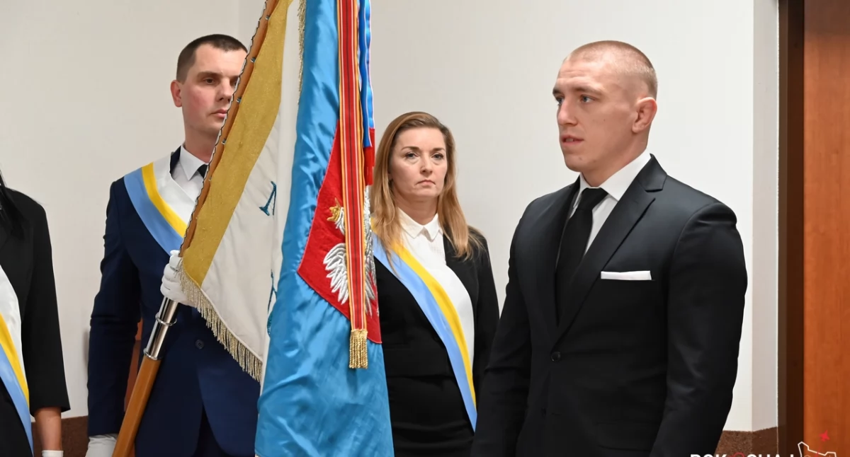 Zdjcie: Nowy radny ma 27 lat. Zawodowo pracuje jako maszynista pociągów towarowych. Prywatnie jest mieszkańcem osiedla Wiślana Żwica, z którym jest związany od urodzenia, fot. UM Dęblin