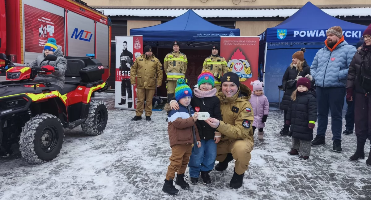 Straż i Policja, Służby mundurowe wspierają Finał WOŚP edukują mieszkańców [ZDJĘCIA] - zdjęcie, fotografia