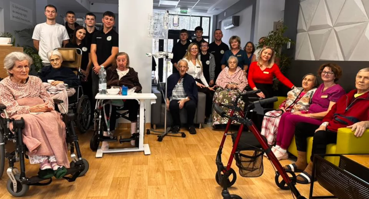 Społeczeństwo, Młodzi muzycy napełnili hospicjum radością nadzieją - zdjęcie, fotografia