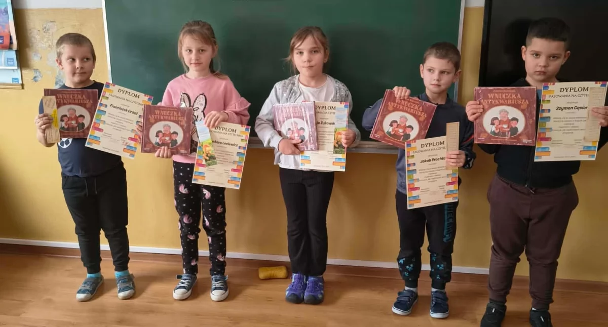 Szkoły i Przedszkola, Pierwszy świat książek Pasowanie czytelnika! - zdjęcie, fotografia