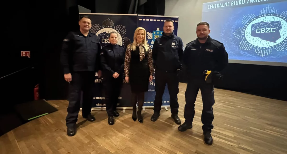 Społeczeństwo, oszukać sieci! Seniorzy poznają tajniki cyberbezpieczeństwa - zdjęcie, fotografia