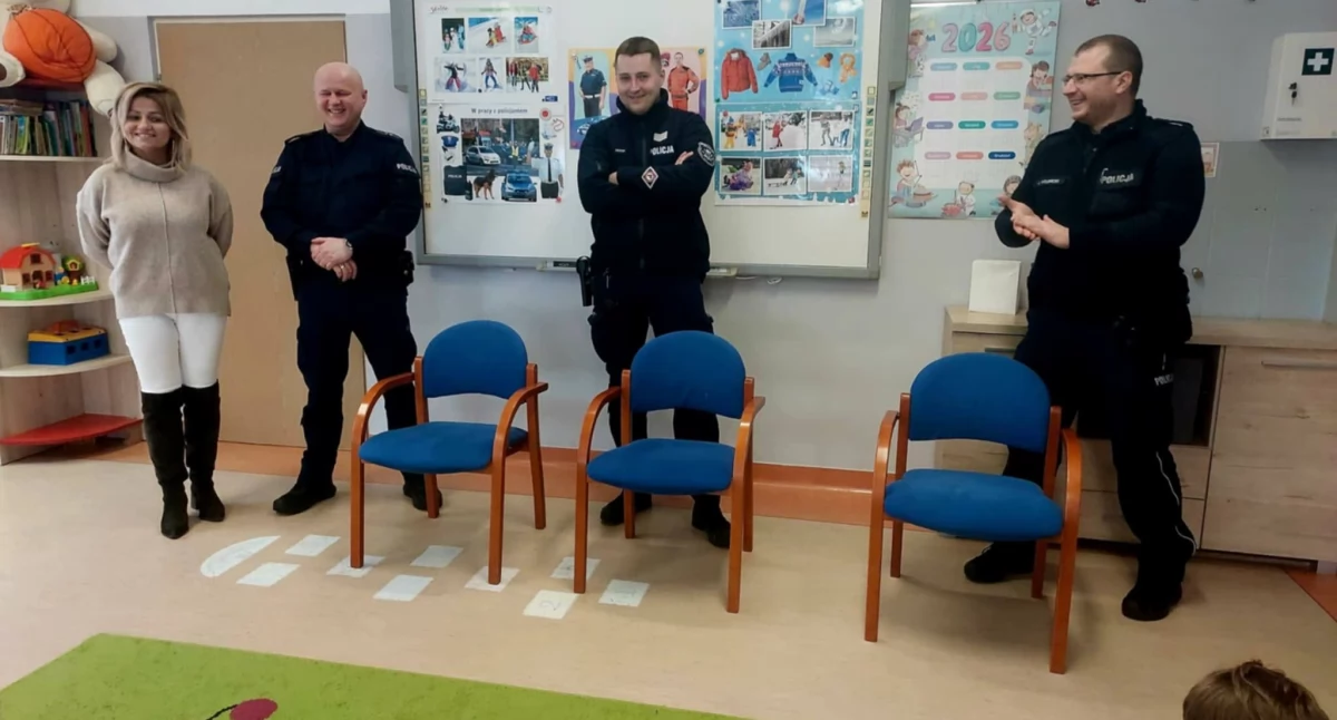 Szkoły i Przedszkola, Policja najmłodszych bezpiecznie spędzić ferie zimowe - zdjęcie, fotografia
