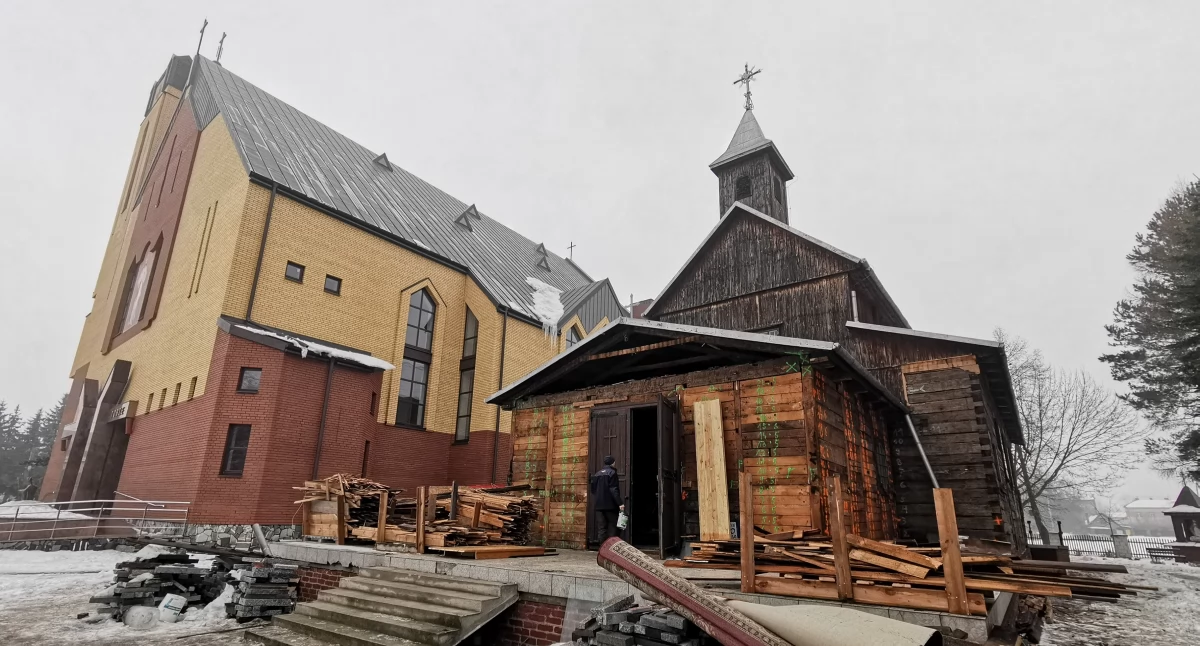 Społeczeństwo, Rozbierają kościół złożyć - zdjęcie, fotografia