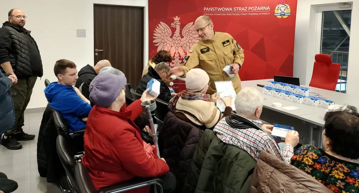 Społeczeństwo, ignoruj czujników! Strażacy edukują rozdają sprzęt który ratuje życie - zdjęcie, fotografia