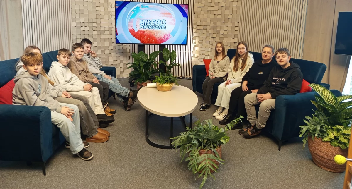 Szkoły i Przedszkola, Uczniowie poznali pracę telewizji potem ruszyli lodowisko - zdjęcie, fotografia