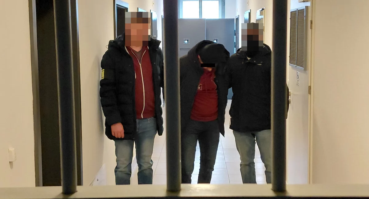 Kryminalne, latek zatrzymany usiłowanie włamania fałszywe tablice rejestracyjne Grozi więzienia - zdjęcie, fotografia