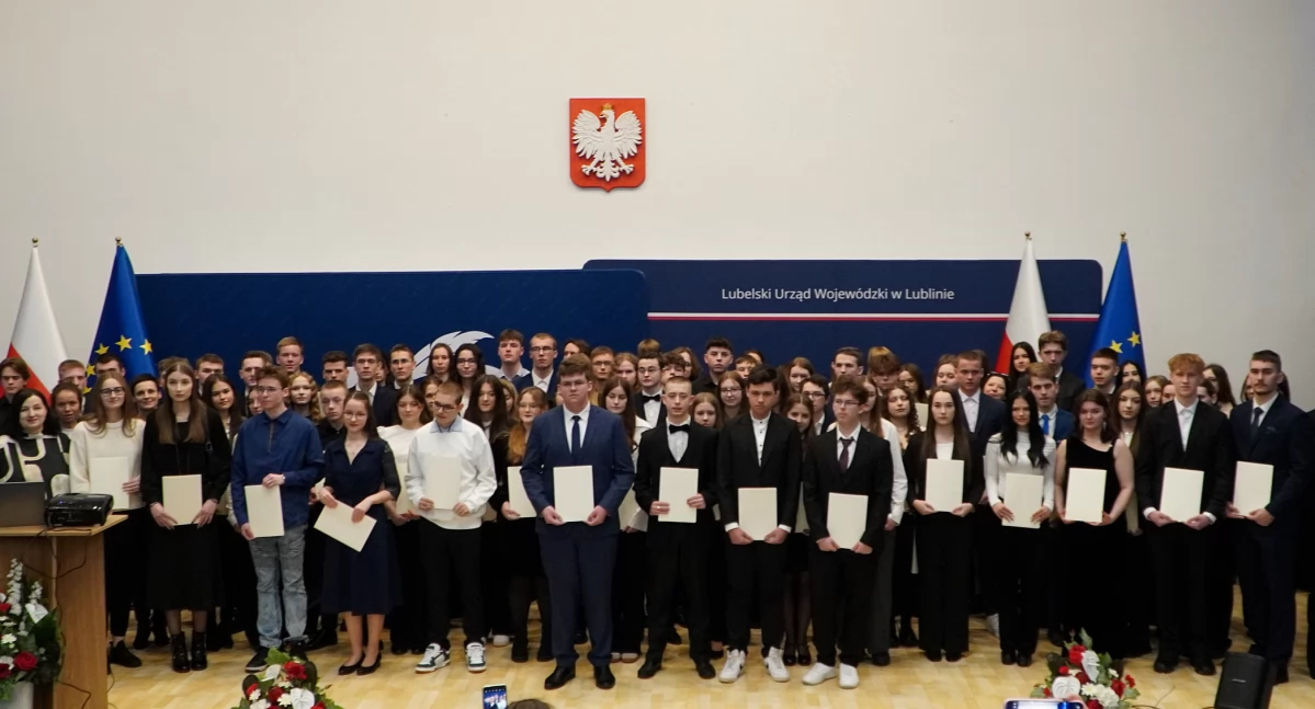 Uroczystości, Uczniowie naszego powiatu wśród najlepszych województwie Otrzymali ważne stypendia - zdjęcie, fotografia