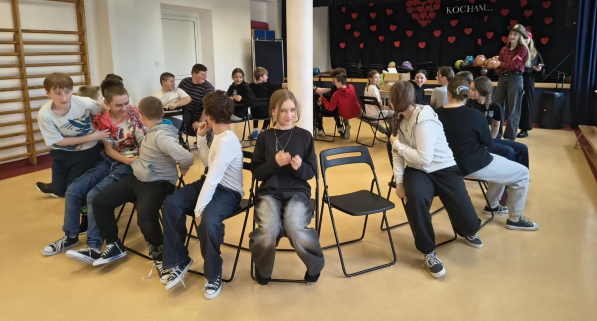 Szkoły i Przedszkola, Uczniowie bawili uczyli sztuczek iluzjonistycznych - zdjęcie, fotografia