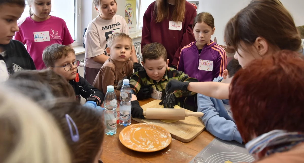 Wydarzenia Kulturalne, Ferie pełne zabawy! Dzieci malowały tańczyły piekły faworki - zdjęcie, fotografia