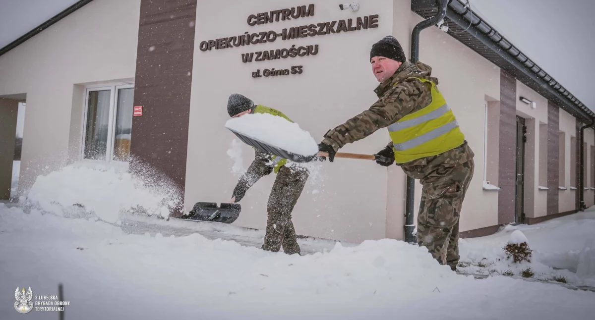 Wojsko i WOT, pomaga lokalnym społecznościom kryzysowych chwilach - zdjęcie, fotografia