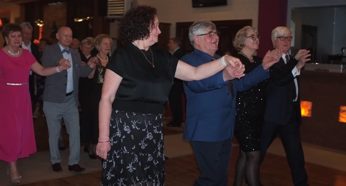 Swój karnawałowy bal seniorzy rozpoczęli od poloneza
