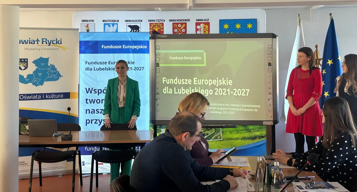 Samorządy i Instytucje, Spotkanie Rykach funduszach europejskich Wsparcie edukacji ochronie klimatu - zdjęcie, fotografia