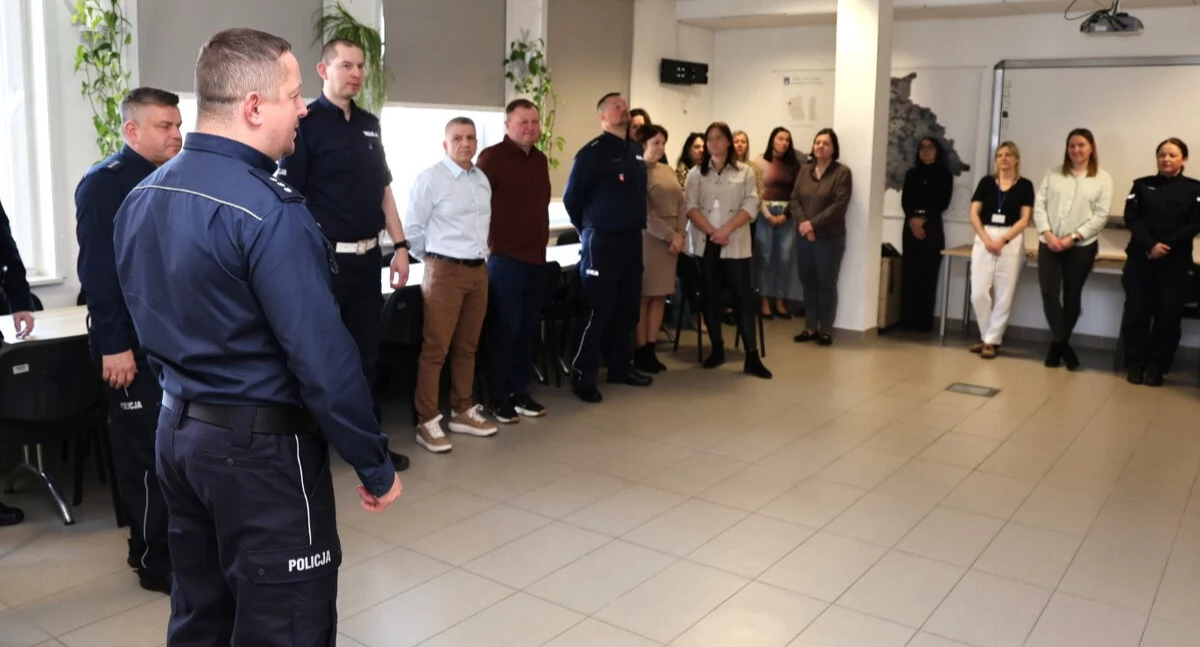 Społeczeństwo, Policjanci podziękowali paniom służbę pracę! - zdjęcie, fotografia