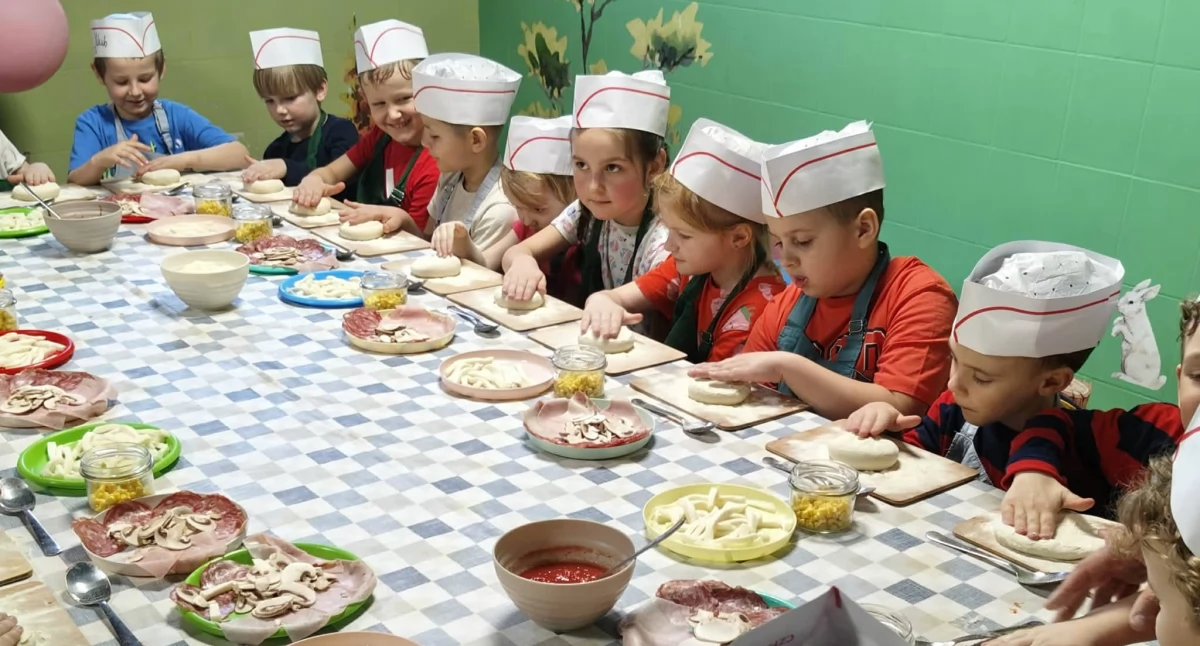 Szkoły i Przedszkola, Przedszkolaki odkrywają radość tworzenia pizzy zabawy! - zdjęcie, fotografia