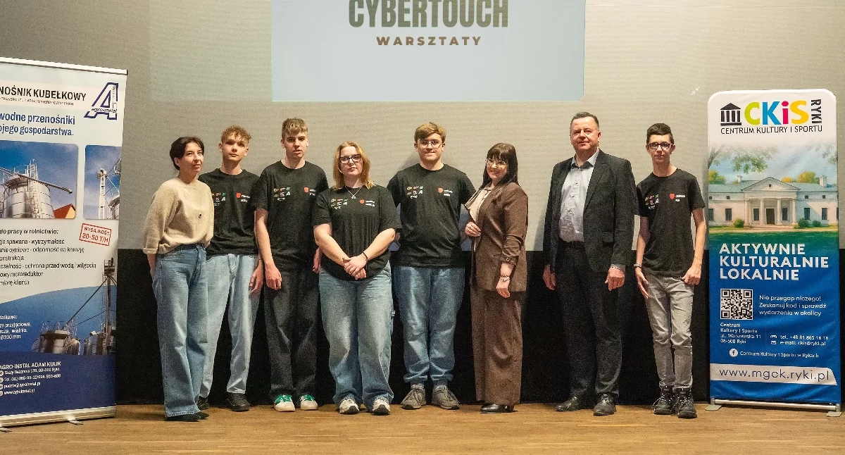 Społeczeństwo, Młodzi eksperci uczą cyberbezpieczeństwa unikalnych warsztatach - zdjęcie, fotografia