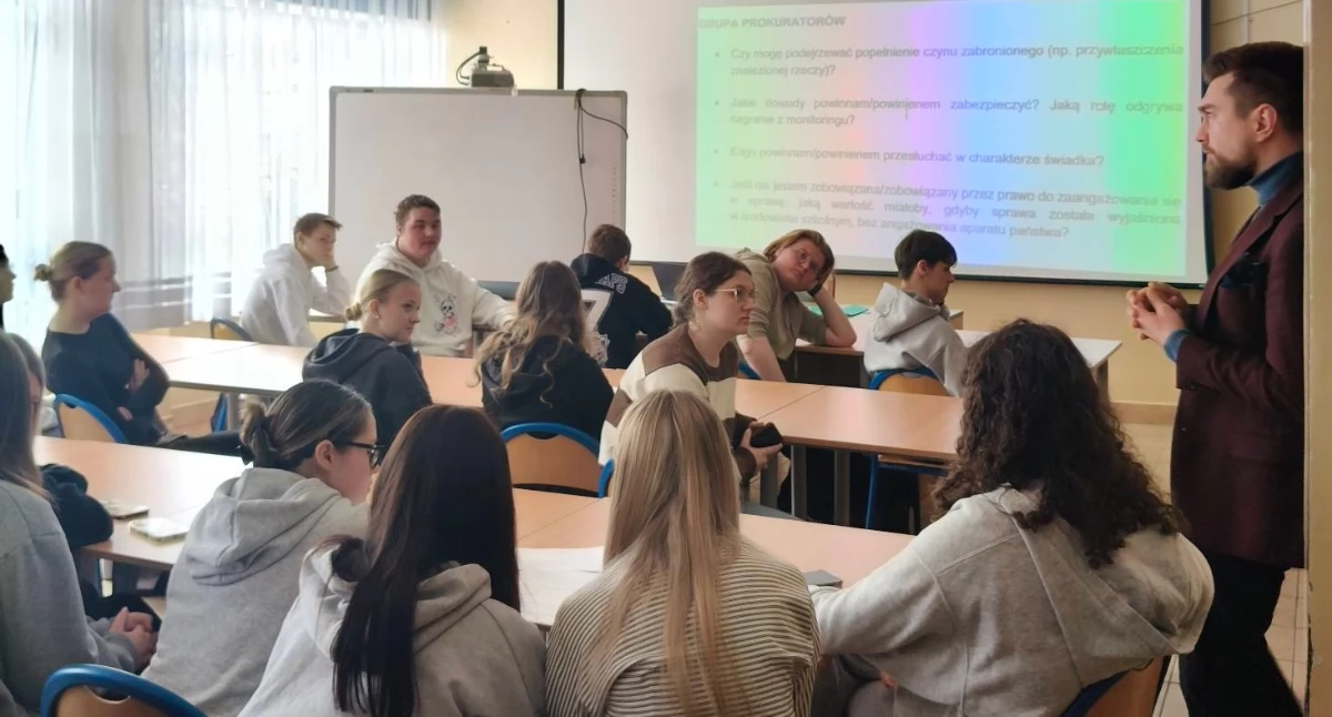 Szkoły i Przedszkola, Dzień Edukacji Prawnej szkole Uczniowie poznawali prawo praktyce - zdjęcie, fotografia