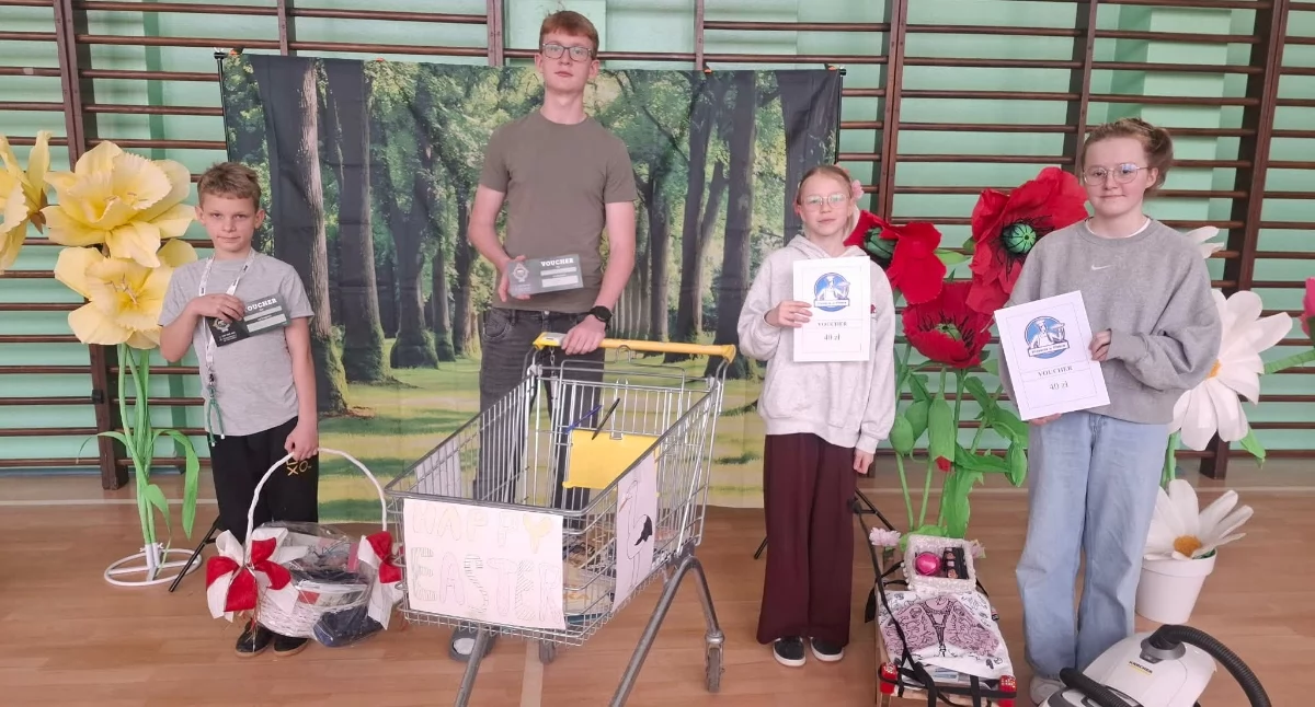 Szkoły i Przedszkola, Uczniowie powitali wiosnę kolorowo! Konkursy dzień plecaka nagrody - zdjęcie, fotografia