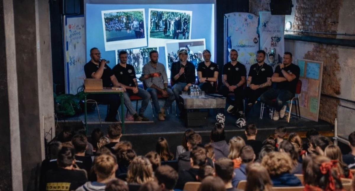 Społeczeństwo, Uczniowie działają przeciw hejtowi Konferencja udziałem Marka Saganowskiego - zdjęcie, fotografia