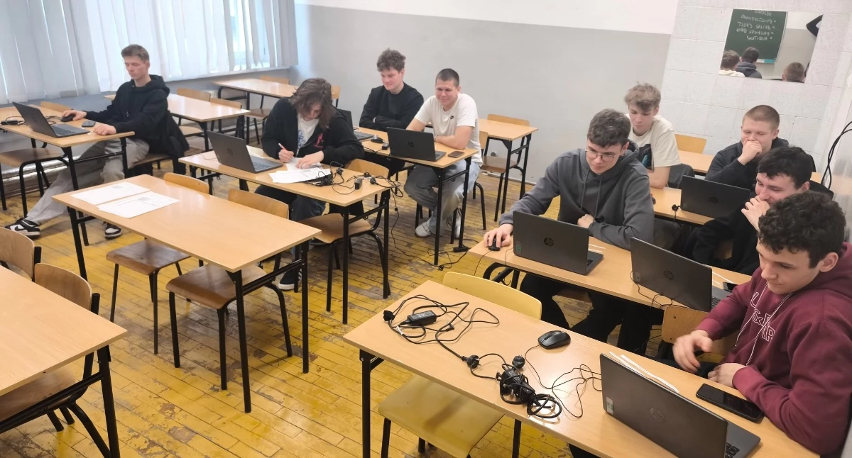 Szkoły i Przedszkola, Uczniowie Mechanika zdobywają praktyczne umiejętności branży reklamowej - zdjęcie, fotografia