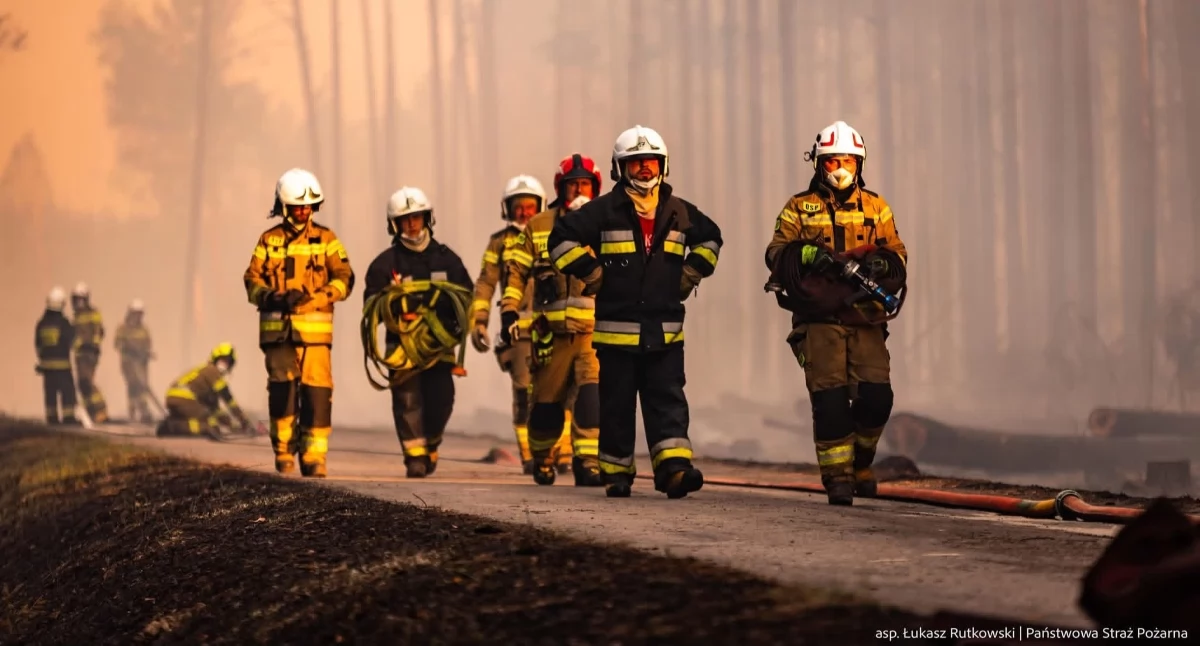 Straż i Policja, Pomoc strażaków organizuje zbiórkę walczących pożarem - zdjęcie, fotografia