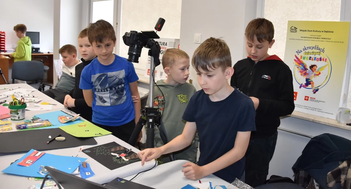 Młodzi uczestnicy tworzyli rysunki, elementy z plasteliny oraz miniaturowe scenografie, a potem robili setki zdjęć, dzięki którym na ekranie „ożywały” ich postacie