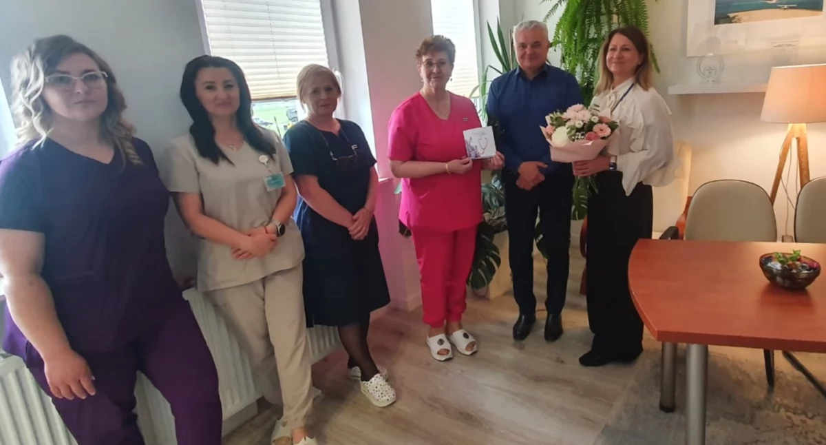 Służba zdrowia, Dęblin dziękuje pielęgniarkom położnym Wizyta burmistrza SPZOZ - zdjęcie, fotografia