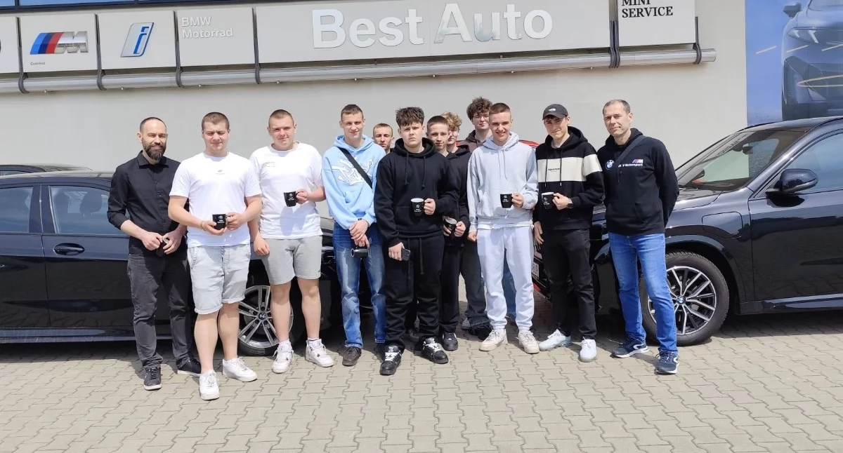 Szkoły i Przedszkola, Uczniowie Mechanika odwiedzili salon Lublinie Zobaczyli nowoczesny serwis środka - zdjęcie, fotografia