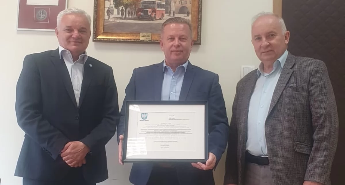 Burmistrz Dęblina Roman Bytniewski odwiedził Puławy, gdzie spotkał się z prezydentem miasta Pawłem Majem oraz prezesem MZK Puławy Pawłem Dadejem