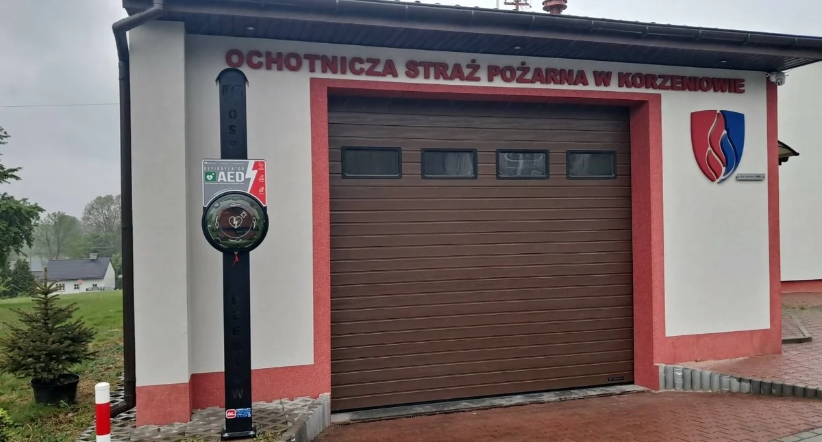 Potrzebne urządzenie mieści się przy drzwiach garażowych remizy