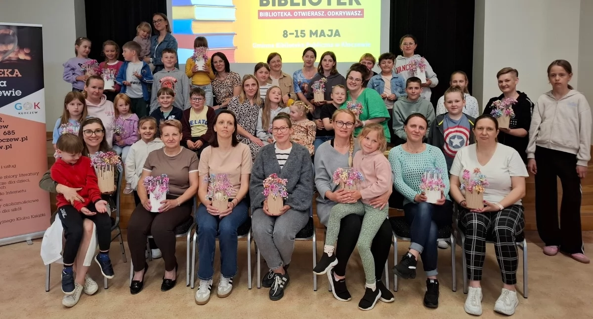 Społeczeństwo, Biblioteka Kłoczewie zamieniła pracownię artystyczną Młodzież całe rodziny tworzyły wyjątkowe ozdoby - zdjęcie, fotografia