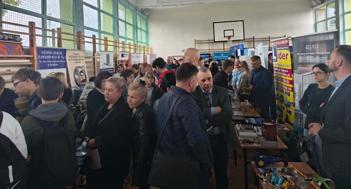 Szkoły i Przedszkola, Powiatowe Targi Edukacji Pracy wróciły przerwie Blisko ofert zatrudnienia tłumy uczniów - zdjęcie, fotografia