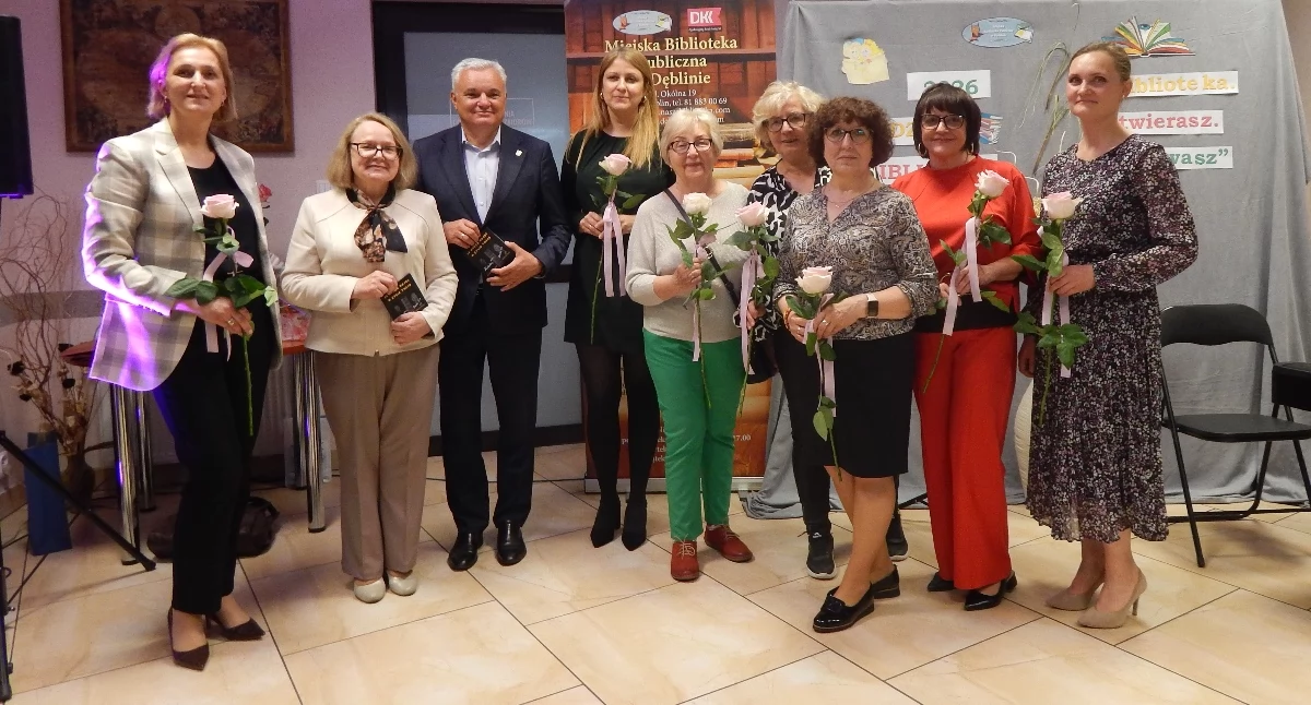 Społeczeństwo, Dęblin świętował Tydzień Bibliotek Spotkanie Tanyą Valko koncert poezji śpiewanej przyciągnęły mieszkańców - zdjęcie, fotografia
