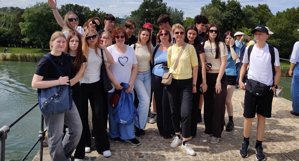 Szkoły i Przedszkola, Uczniowie ruszyli podbój Europy Awinionu muzeum Dalego - zdjęcie, fotografia