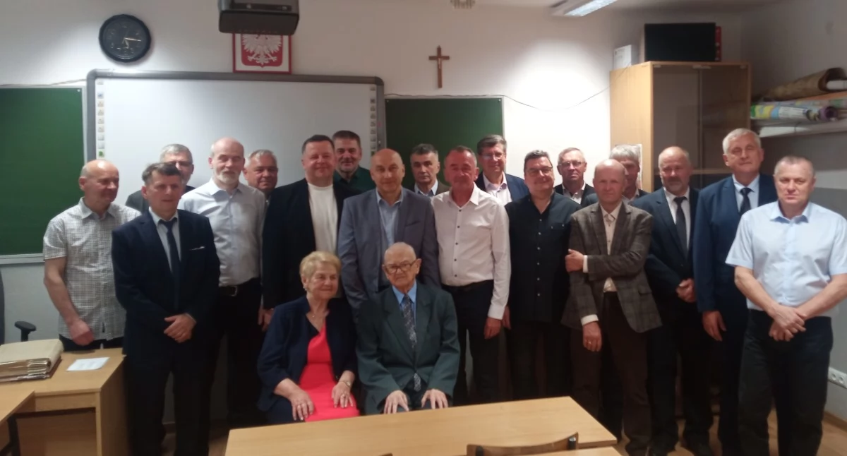 Dawni absolwenci zaprosili cenionego byłego dyrektora i nauczyciela Zbigniewa Lipskiego z małżonką 