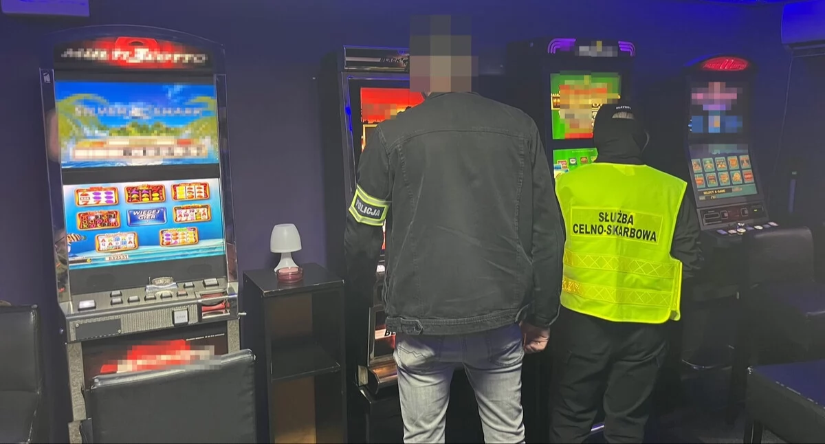 Na miejscu zastali 47-letnią kobietę. Zabezpieczono sześć automatów do gier hazardowych oraz 8 tysięcy złotych gotówki. 