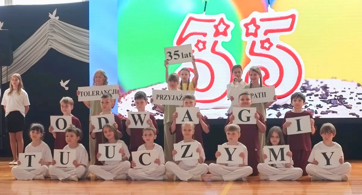 Szkoły i Przedszkola, Szkoła Podstawowa Rykach świętuje wychowania młodych pokoleń - zdjęcie, fotografia