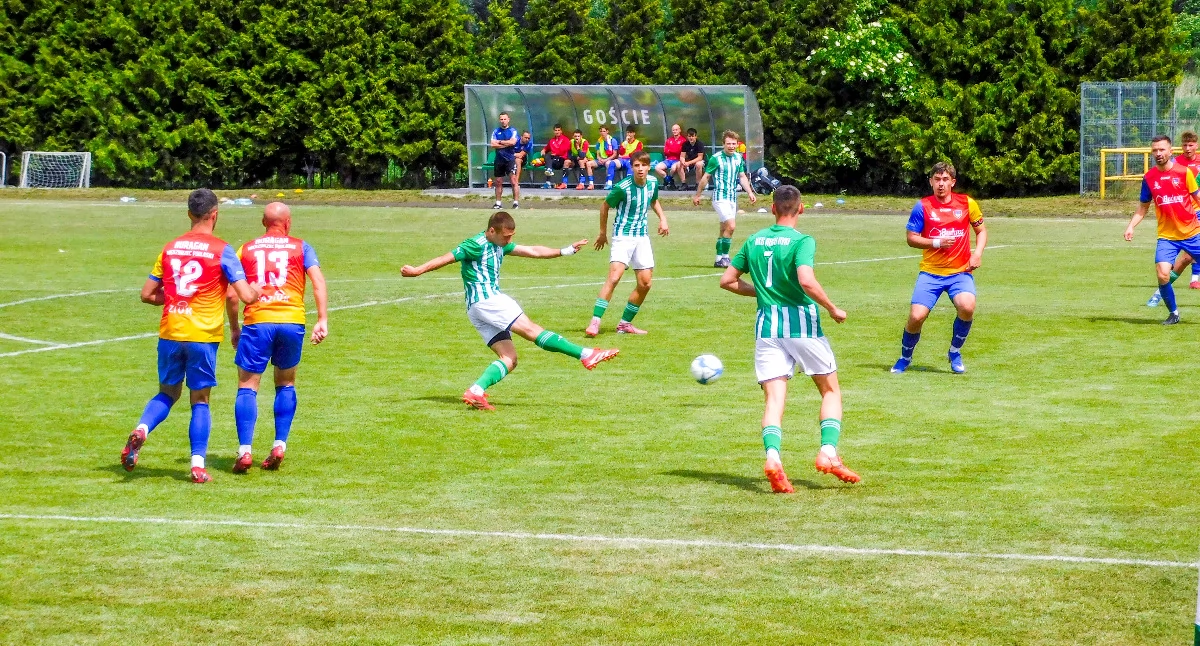Piłka nożna, Huragan Międzyrzec minucie podtrzymuje nadzieje utrzymanie - zdjęcie, fotografia
