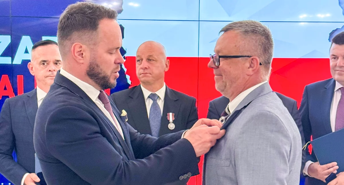 Zdjęcie: Odznakę Jerzemu Gąsce przyznał minister spraw wewnętrznych i administracji Tomasz Kierwiński, a wręczył ją osobiście Wojewoda Lubelski Krzysztof Komorski