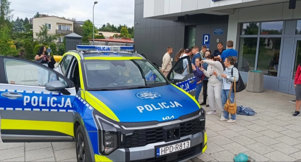 Szkoły i Przedszkola, Ryccy policjanci otworzyli bramy komendy uczniów Dęblina Była strzelnica lekcja bezpieczeństwa - zdjęcie, fotografia