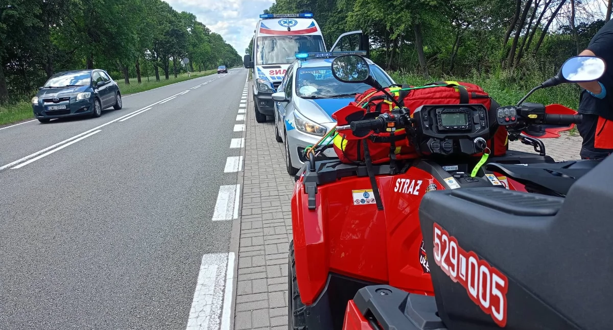 Społeczeństwo, Mężczyzna leżał poboczu pomoc ruszył - zdjęcie, fotografia