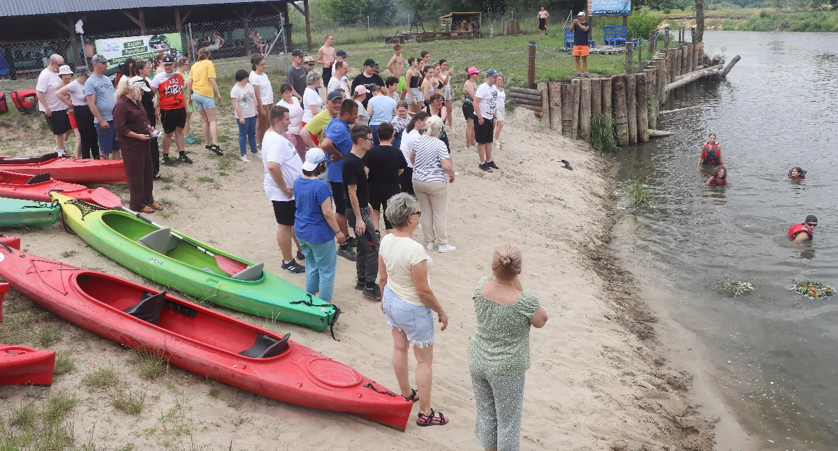 Społeczeństwo, Uczestnicy przywitali rzeką wianki ognisko niespodziewany koncert Strzyżowicach - zdjęcie, fotografia