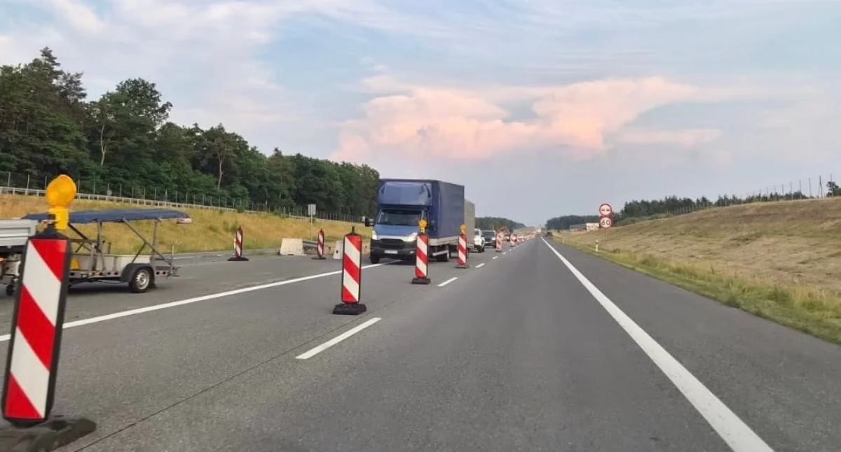 Komunikaty i Alerty, Wypadki objeździe wieczorem organizacja ruchu Ciąg dalszy chaosu Żyrzynem - zdjęcie, fotografia
