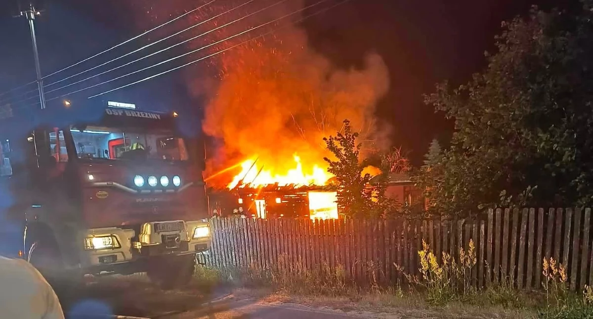 Pożary, Nocny pożar stodoły Brzezinach Strażacy walczyli ogniem blisko cztery godzin - zdjęcie, fotografia