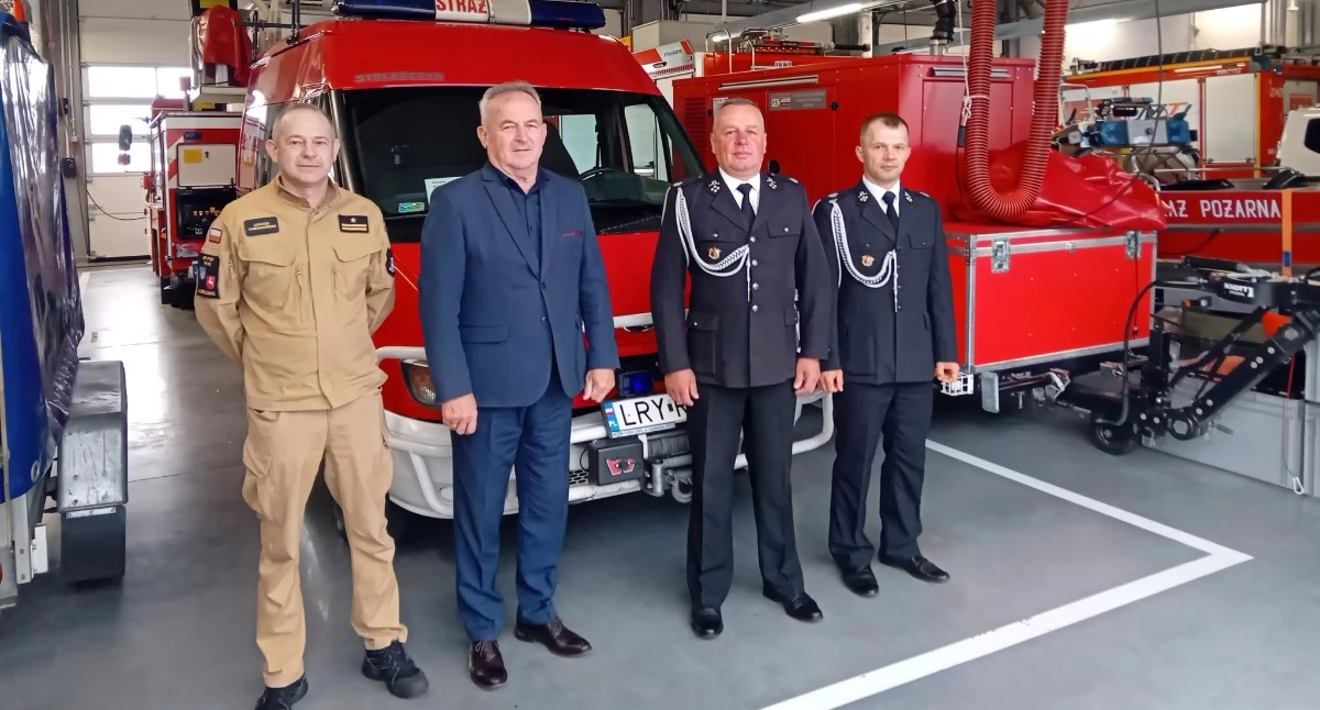 Straż i Policja, Ochotnicy Brzezin Ułęża nowymi samochodami Uroczyste przekazanie kluczyków Rykach - zdjęcie, fotografia