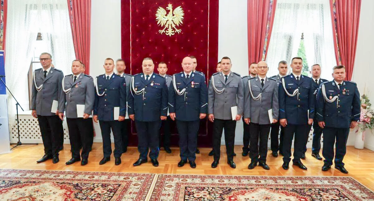 Zdjęcie: 22 funkcjonariuszy Komendy Powiatowej Policji w Rykach otrzymało awanse na wyższe stopnie służbowe podczas powiatowych obchodów Święta Policji