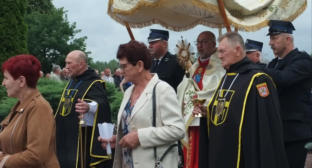 Po Mszy św. wierni ruszyli za monstrancją