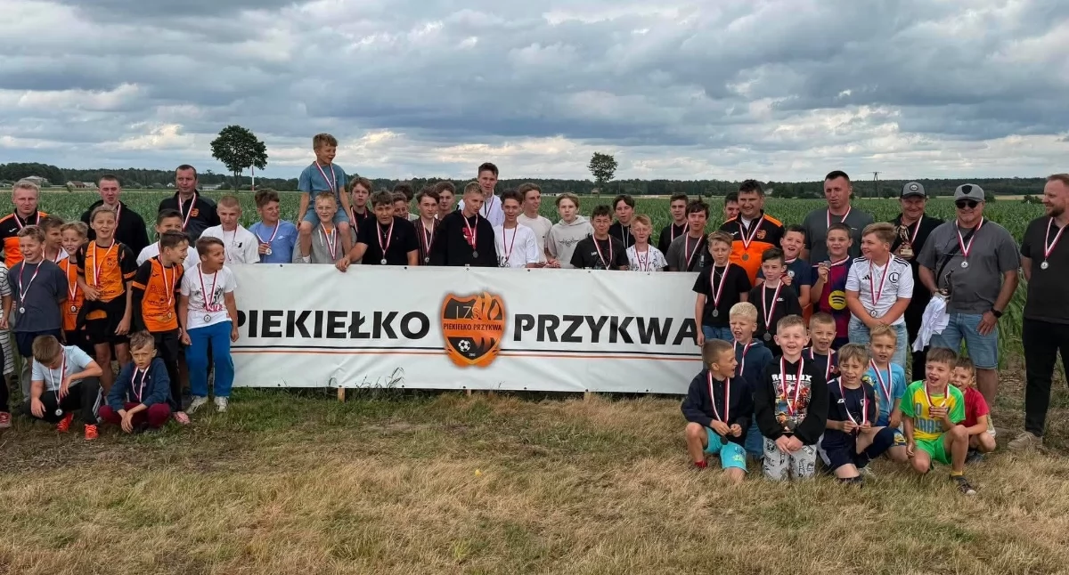 Piłka nożna, Pożegnanie trenera Roberta Piotrowskiego Piknik sportowy Przykwie zakończył sezon - zdjęcie, fotografia