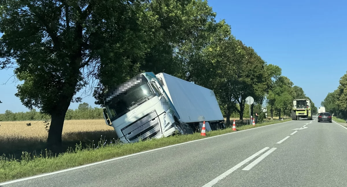 Wypadki Drogowe, Ciężarówka rowie Kierowca zasnął kierownicą - zdjęcie, fotografia